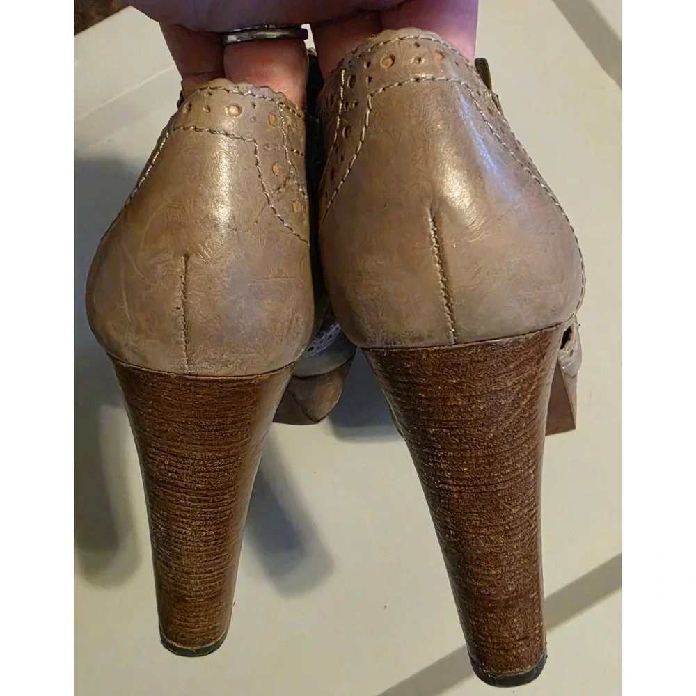 Halogen Lynden Taupe Tan Leather Brogue Triple Buckle Platform Heels 6.5M
